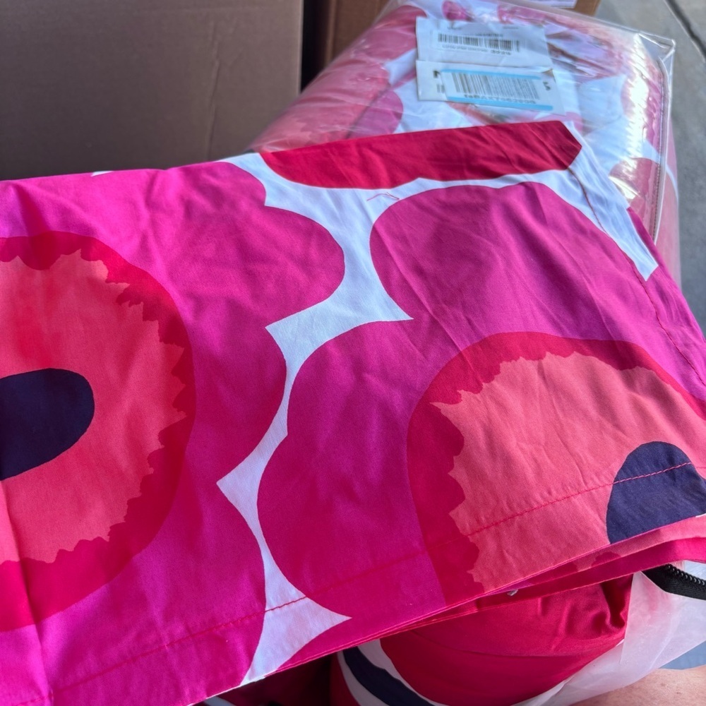 Marimekko Unikko Red Comforter Set - Full - Queen
Cotton, Percale Cotton - Picture 10 of 12